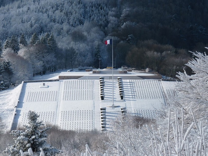 hw 48.jpg - Monument et Cimetière français sous la neige Novembre 2012